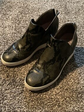 Dr. Scholl's Women's Olive Green Snake-Print Wedge Sneakers